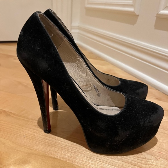 Black velour heels with red underneath - Picture 2 of 4